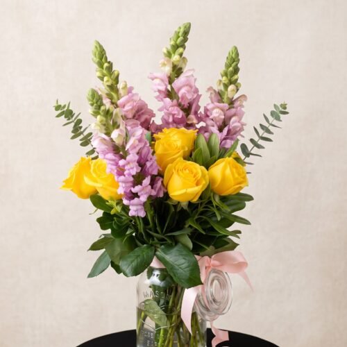 Azucarero con  10 rosas amarillas y perrito