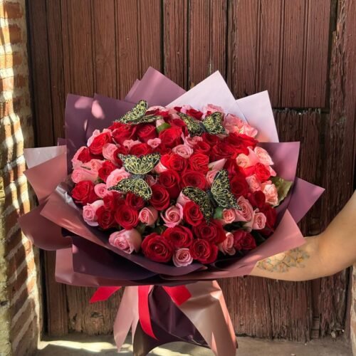 Ramo 100 rosas Amor en rosa con 4 mariposas