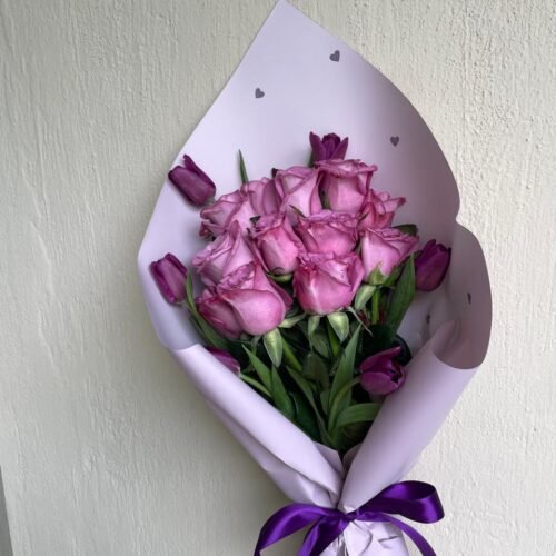 Ramo lila con tulipanes