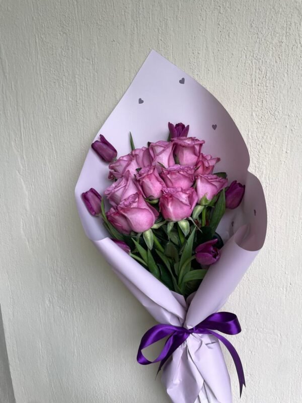 Ramo lila con tulipanes