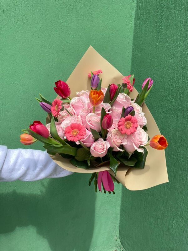 Ramo 24 rosas c/tulipanes y mini gerberas