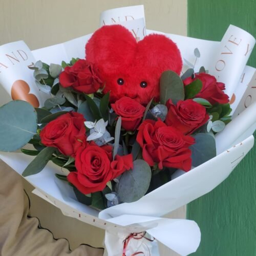 Ramo 7 rosas c/ corazon kori