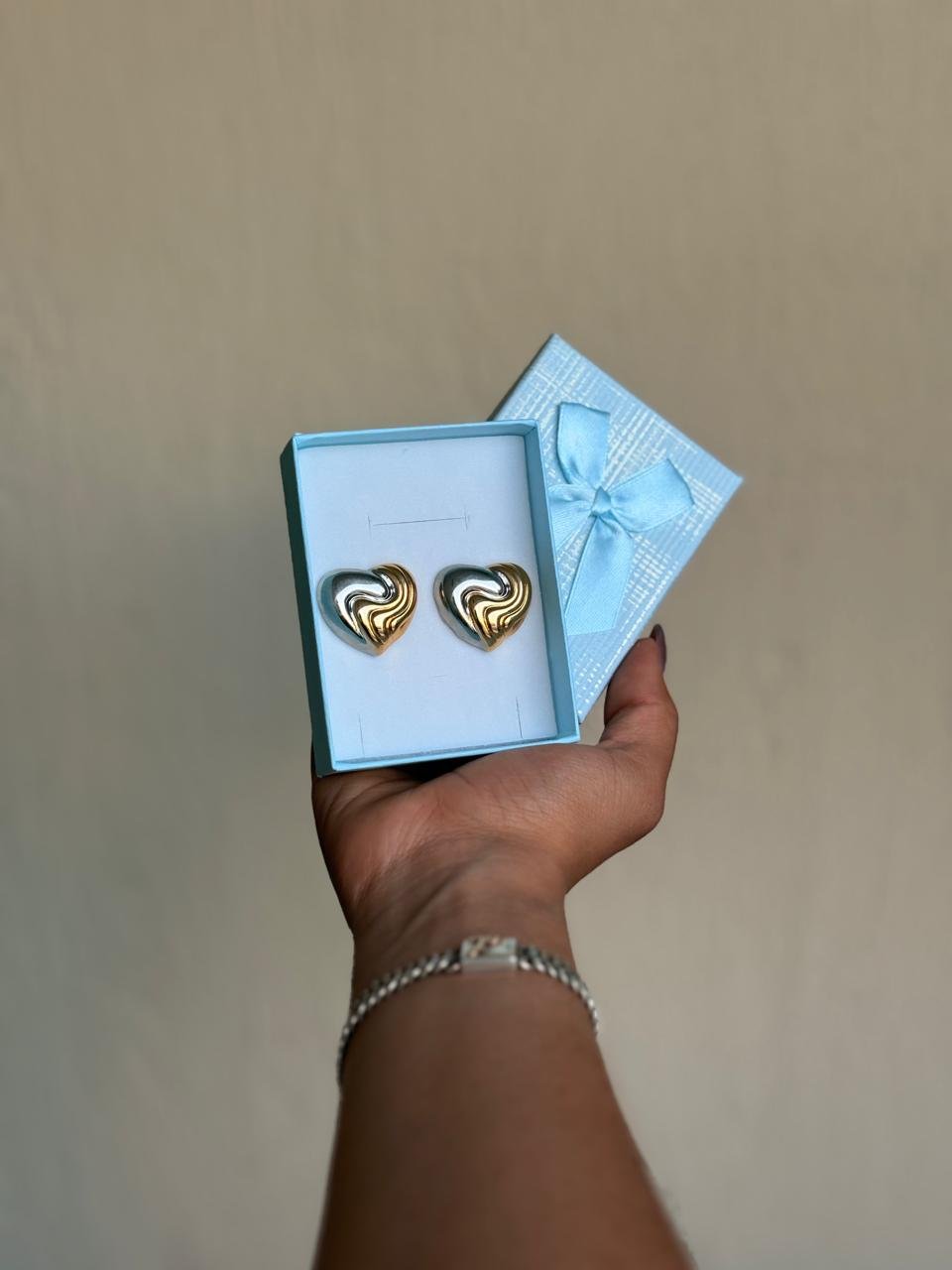 Arete de corazon de 2 colores