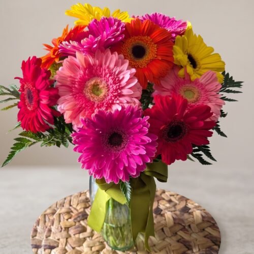 Florero de 12 gerberas coloridas