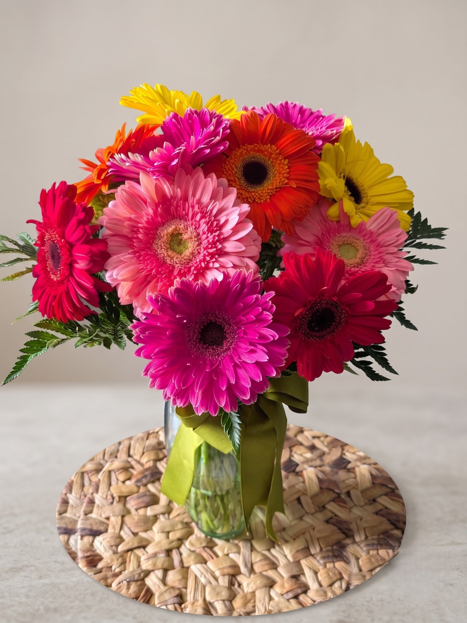 Florero de 12 gerberas coloridas