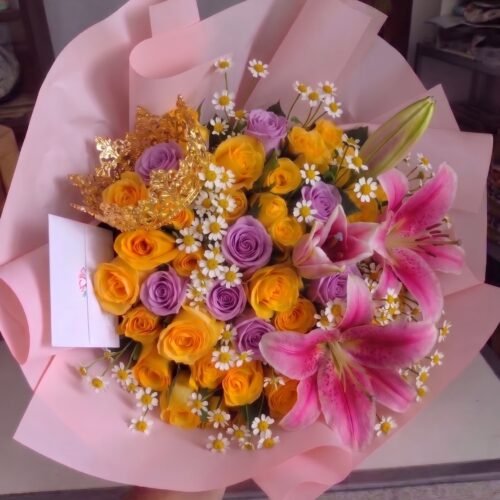 Ramo de 50 rosas con Lirios y Coronita